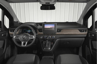 コックピットの基本デザインは、2023年2月に上陸した3代目「カングー」に準じたもの。ダッシュボードや浮き出たように配置される8インチのセンタースクリーンが目を引く。今日のクルマに求められる先進運転支援システムを一通り完備しているのも特徴だ。