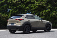 「レトロスポーツエディション」は、2021年10月に登場した「ブラックトーンエディション」をベースに開発された、マツダの新しい特別仕様車シリーズ。外板色「ジルコンサンドメタリック」(写真)をイメージカラーとしている。