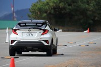 特設のパイロンコースを走るとすぐに感じられたのは、標準モデルとは一線を画すクルマとの一体感の高さだった。