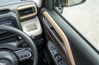 ドアパネルのスリット状の小物入れも新しい。リップクリームなどの置き場を想定しているとのことだが、スズキ車のドアは閉めるときに力が要る(ドアが軽いので自重では閉まりづらい)ため、どこかへ吹っ飛んでいかないか心配になる。