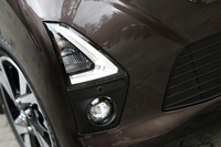 LEDヘッドライトとともに、日産がエコーパターンのシグネチャーランプと呼ぶL字型のLEDポジションライトは「ハイウェイスター」の専用アイテム。その下部に組み込まれる白色のフォグライトはディーラーオプションとなる。