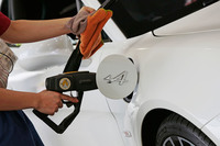 給油口は右フロントフェンダー部に設けられている。使用燃料はハイオクガソリンで、タンク容量は45リッター。