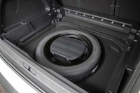 荷室の床下にはテンポラリータイヤが収納されている。