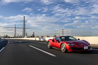 パワートレインは、最高出力663PS、最大トルク740N・mの3リッターV6ツインターボエンジンと、最高出力167PS、最大トルク315N・mのアキシャルフラックスモーター、そして8段DCTの組み合わせ。システム最高出力は830PSとなっている。