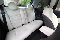 「フィアット500e」のリアシート。ちなみに本国仕様には、片側観音開きドアを備えた「500 3+1」もラインナップされている。