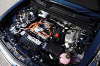 フロントボンネットの下にはモーターやパワーコントロールユニットなどが搭載されており、収納スペースはない。