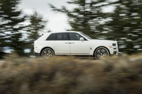 跳ね上げ式のバックドアを持つ「カリナン」だが、リアエンドには短いノッチが設けられ、3ボックス的なデザインとなっている。