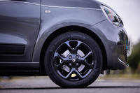 今回の試乗車は「エクセプション」と名づけられたオプションのアルミホイール(1台分:14万4200円)に前165/65R15、後ろ185/60R15サイズの「ミシュラン・プライマシー4」タイヤを組み合わせていた。