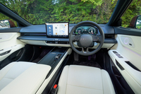 歴代の「ES」が受け継いできたゆったりとしたキャビンは新型でも健在。「350h」のインテリアカラーはこの試乗車の「ホエシト」のほか、「ブラック」と「ヘーゼル」も選べる。