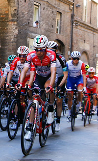 11時25分にスタート。写真の先頭はイタリアのチーム「アンドローニ・ジョカットリ-シデルメック」の選手。