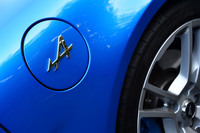 【アルピーヌA110ピュア】
ボディーサイズ:全長×全幅×全高=4205×1800×1250mm/ホイールベース:2420mm/車重:1110kg/駆動方式:MR/エンジン:1.8リッター直4 DOHC 16バルブ ターボ/トランスミッション:7段AT/最高出力:252PS(185kW)/6000rpm/最大トルク:320N・m(32.6kgf・m)/2000rpm/タイヤ:(前)205/40ZR18 86Y/(後)235/40ZR18 95Y(ミシュラン・パイロットスポーツ4)/燃費:--km/リッター/価格:788万円
【取材時の燃費データ】
テスト距離:215.7km(市街地1:高速道路7:山岳路2)/使用燃料:--リッター(ハイオクガソリン)/参考燃費:10.5km/リッター(車載燃費計計測値)