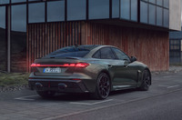 「RS 5」のリアビュー。空力を考慮した垂直フィン付きディフューザーや、その中央に配置された縦型の赤色リフレクターがモータースポーツのマシンを想起させる。