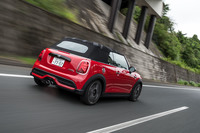 ソフトトップ車というと高速走行時の屋根のバタつきが気になるところだが、「MINIコンバーチブル」の屋根は非常に静粛。クローズド時の快適性は高い。