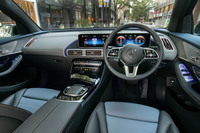 装飾パネルのないダッシュボードや四角い空調の吹き出し口(最近のメルセデスの主流は円形である)など、インストゥルメントパネルまわりの意匠は他のメルセデスのモデルとは趣を異にする。