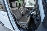 シート表皮はスエード調のトリコットとレザー調のプライムスムースの組み合わせ。より豪華な仕立ての「コーディネートスタイル」ではブラック×カーボン調のフルプライムスムース仕立てになる。