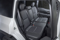 最上級の「ZX」とは異なり、2列目にはシートの温度調節機能がない。座面と背もたれは格納してタンブルアップが可能。