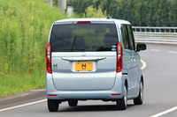 新型「N-BOX」には、標準車、「カスタム」ともども、助手席スーパースライド仕様とフロントベンチシート仕様の両方が設定されている。助手席スーパースライド機構は、グレード名に「EX」と付くモデルに装備される。