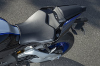 シート高は860mmと非常に高め。サーキットスピードでも車両を安定させるため空力は考え抜かれており、テールカウルも凝った形状となっている。