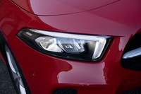 新型「CLS」から採用されているつり目のヘッドライト。くの字型のポジションランプはウインカーとしても機能する。