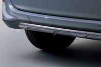 ガンメタリック塗装が施されたリアロワースポイラーとリアロワーガーニッシュ。