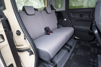 リアシートの仕様は基本的に「ワゴンR」と共通。左右独立式の前後スライド調整機構(160mm)とリクライニング機構、ダイブダウン機構が備わる。