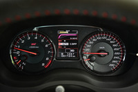 メーターは2眼式。タコメーター(左)のレッドゾーンは8000rpmから。スピードメーター(右)には290km/hまで記されている。