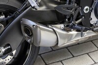 超ショートなデザインのサイレンサー。国内外の最新の排ガス規制に適合しつつ「魅力的な排気音」が追求されている。