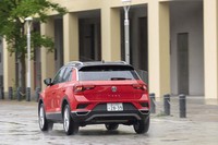 サスペンションはフロントがマクファーソンストラット式でリアがトレーリングアーム式。減衰力可変ダンパー「DCC」は最上級グレード「TDI Rライン」の専用装備となっている。