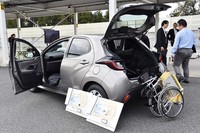 「ターンチルトシート」と「車いす収納装置」を装備した新型「ヤリス」のプロトタイプ。