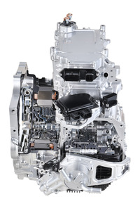 「1モーターハイブリッドトランスミッション」のカット模型。2つのクラッチを介して、エンジンとトランスミッションの間にモーターを搭載する構造となっている。