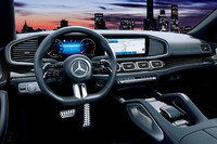 高光沢なブラック仕上げと、流れるようなラインデザインを施した「MANUFAKTURハイグロスブラックフローイングラインピアノラッカーウッドインテリアトリム」が採用されたインテリア。