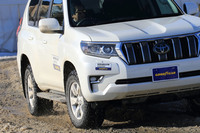 会場にはSUV用のオールテレインタイヤ「ラングラー デュラトラック」を装着した「ランドクルーザープラド」も用意されていた。グッドイヤーはこのタイヤを「オールシーズンタイヤ」として紹介してはいないが、サイドウオールにはM+Sマークに加え、雪道走行が可能であることを示すスノーフレークマークが刻印されている。