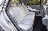 ホイールベースは「アイオニック5」より50mm短いが、リアの足元には十分なスペースが確保されている。オーストラリア仕様車には座席の中央下部に、V2L(Vehicle to Load)対応のAC250V・16A用コンセントが設置されていた。