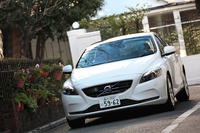 2015年型の「ボルボV40」には“年次改良”を超えた、さまざまな改良が施されている。外観では、新たにバンパー下部にLEDドライビングライトが装着された。
