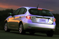 【写真上下】
「インプレッサ2.5i 5D」。5ドア車の荷室は、ゴルフバッグなら2個、(機内持ち込みサイズの)キャリーバッグなら5個収納できるという。リアシートは6:4分割だ。