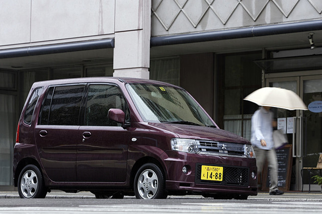 【スペック】全長×全幅×全高=3395×1475×1680mm/ホイールベース=2340mm/車重=850kg/駆動方式=FF/0.66リッター直列3気筒SOHC12バルブ(50ps/6500rpm、6.3kgm/4000rpm)/価格=119万7000円(テスト車=146万3700円/フロントフォグランプ=1万5750円/三菱マルチエンターテインメントシステム=17万8500円/13インチアルミホイール=3万6750円/寒冷地仕様=1万4700円/ラズベリーレッドパール=2万1000円)