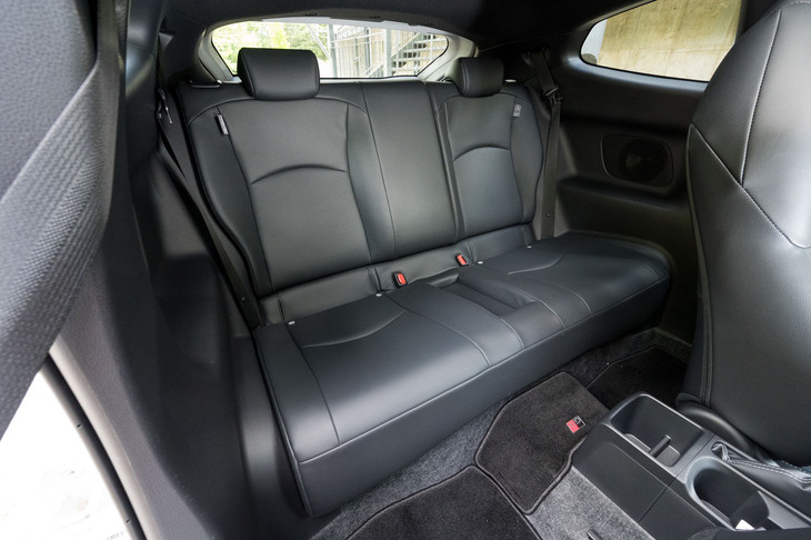 後席は2人掛けで閉所感がすごい。背もたれが倒せるので、トラックデーのタイヤ置き場としては重宝することだろう。