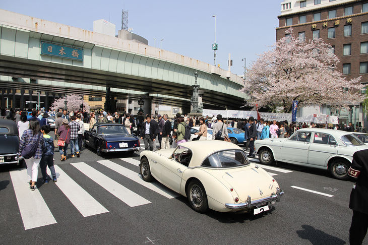 日本橋南詰から見た光景。このイベントは雨に見舞われたことも少なくないが、今年はご覧のような好天に恵まれた。