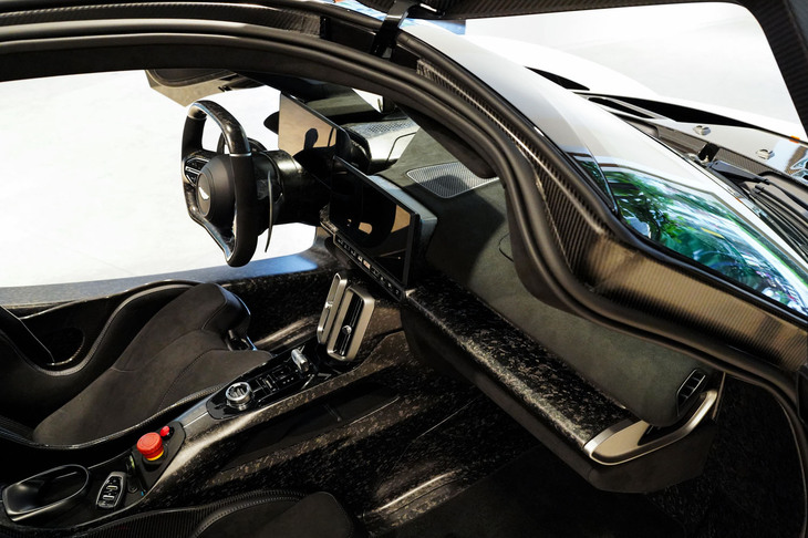 以前のプロトタイプにはなかったセンターディスプレイやエアコンの吹き出し口、エンジンのスタート/ストップスイッチ、レバー式のシフトセレクターなどが備わり、量産に向けた最終仕様であることをうかがわせる。