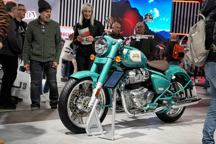 「ロイヤルエンフィールド・クラシック650」も発表された。既出のクルーザーモデル「スーパーメテオ650」や、カスタムスタイルのスポーツクルーザー「ショットガン650」とエンジンおよびフレームを共有。そのプラットフォームをベースに、小排気量の「350」シリーズで人気を博す「350クラシック」とイメージを同じくする、クラシカルなデザインが取り入れられている。このプラットフォームは、「実はこのクラシック650のために開発されたのではないか?」と思うほどマッチングがよく、完成度も高かった。