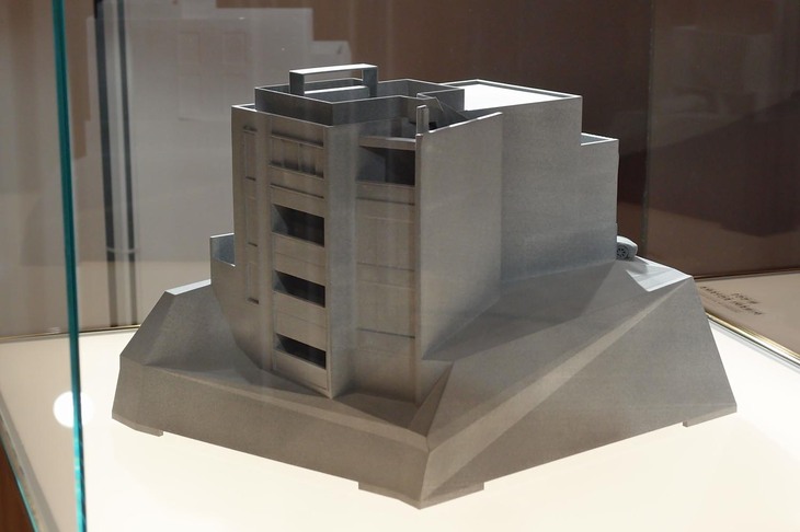 3Dプリンターで製作された、南青山の“アストン邸宅”の模型。建物は斜面に建設され、低い側では地下1階部分がオープンとなっている。