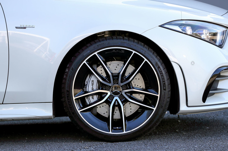 「AMG CLS53 4MATIC+」用の20インチAMGツインスポークアルミホイール。タイヤはミシュランの「パイロットスポーツ4 S」が組み合わされていた。