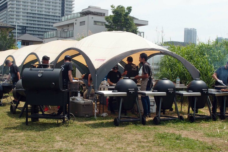 BBQ会場には、アメリカの大きなBBQコンロがずらりと並んだ。本場のBBQは、日本や韓国で見られる「焼き肉的なBBQ」とは異なり、低温で長時間かけてスモークグリルするのがポイントだそう。