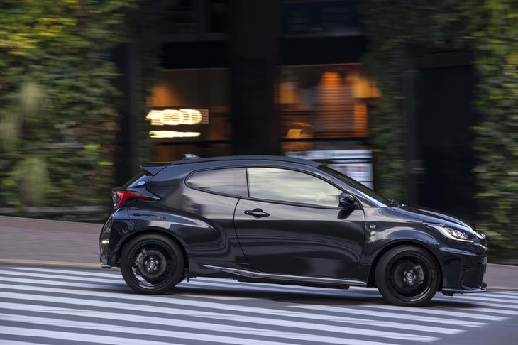 空力性能へのこだわりが感じられるくさび型のサイドビュー。大きく張り出したリアフェンダーも目を引く。