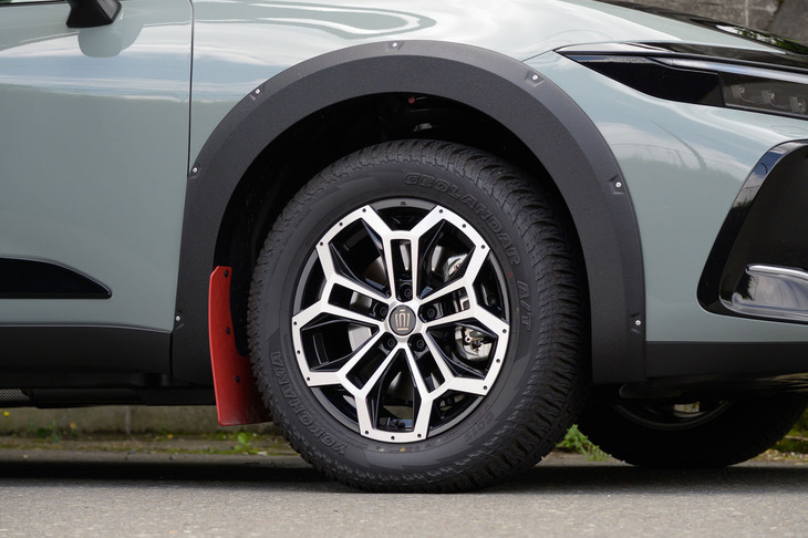 245/60R18のオールテレインタイヤ「ヨコハマ・ジオランダーA/T G015」を装備。合わせるホイールも専用デザインだ。
