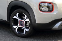 「シャインパッケージオプション」を選択した試乗車には、写真の17インチアロイホイールが装着されていた。タイヤはハンコックの「キナジー4S」。