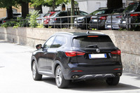 走りゆく「MG EHS」。なお、同ブランドを手がける上海汽車は、中国のほか、すでにバーミンガムとロンドンにデザイン拠点を設けている。