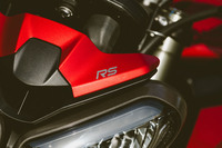 現行の「ストリートトリプル」のカタログモデルは「R」と「RS」の2種類。両者の間では、ライディングモードの種類やフロントブレーキの仕様、エンジンの出力、足まわりのジオメトリーなどが異なっている。