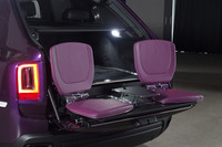 荷室には、スイッチ操作で自動的にシートとテーブルが現れる「ビューイングスイート」を搭載。