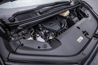 「LM500h“エグゼクティブ”」に搭載されるのは、最高出力275PSの2.4リッター直4ターボエンジンと同87PSのフロントモーター、「eAxle」と呼ばれる同103.2PSのリアモーターが組み合わされたハイブリッドパワートレイン。システム最高出力は371PSとなる。